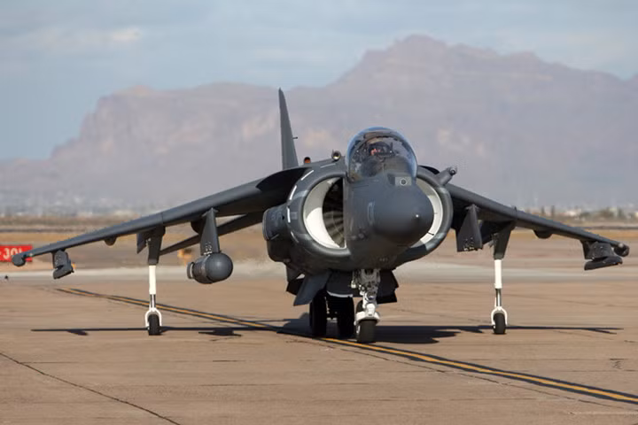 Trọng lượng rỗng của AV-8B Harrier II là 6.340kg; trọng tải tối đa của chiếc máy bay này là 14.100kg.