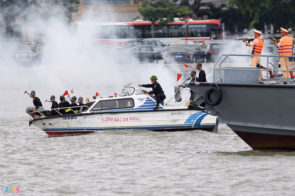 Các lực lượng cảnh sát đường thuỷ, cảnh sát đặc nhiệm và bộ đội đặc công nước được huy động giải cứu con tin.