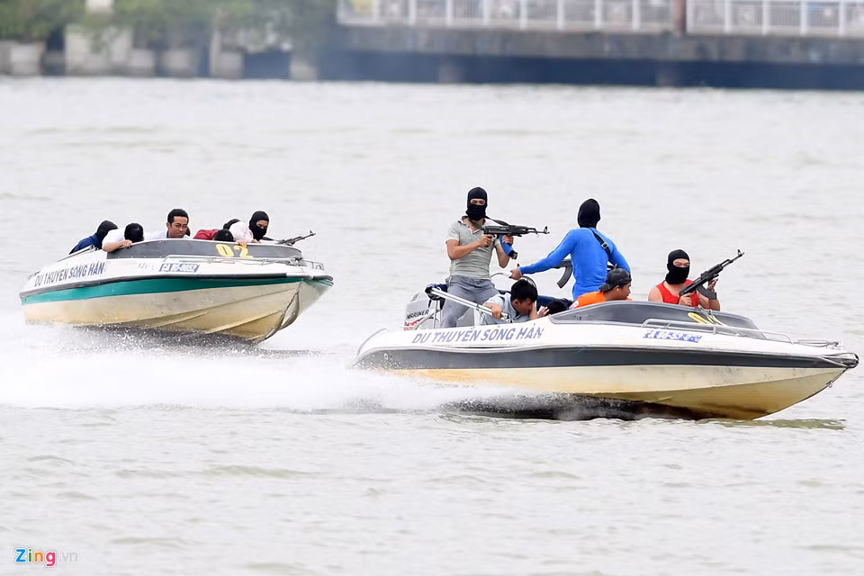 Nhóm thứ hai chạy tới bến thuyền du lịch, cướp hai chiếc cano và bỏ chạy dọc theo sông Hàn về phía cầu Thuận Phước.