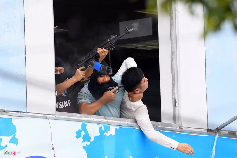 Ngay sau khi các lực lượng an ninh bao vây toà nhà, nhóm khủng bố đã ra yêu sách đòi tiền chuộc, yêu cầu công an thả đồng bọn bị bắt trước đó cùng các phương tiện để chúng sẵn sàng tẩu thoát.