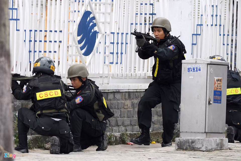 Tiểu ban An ninh và Y tế một mặt cử chuyên gia đàm phán gọi loa kêu gọi nhóm khủng bố đầu hàng để hưởng sự khoan hồng, mặt khác cử các đơn vị tác chiến sẵn sàng tổ chức phương án giải cứu con tin.