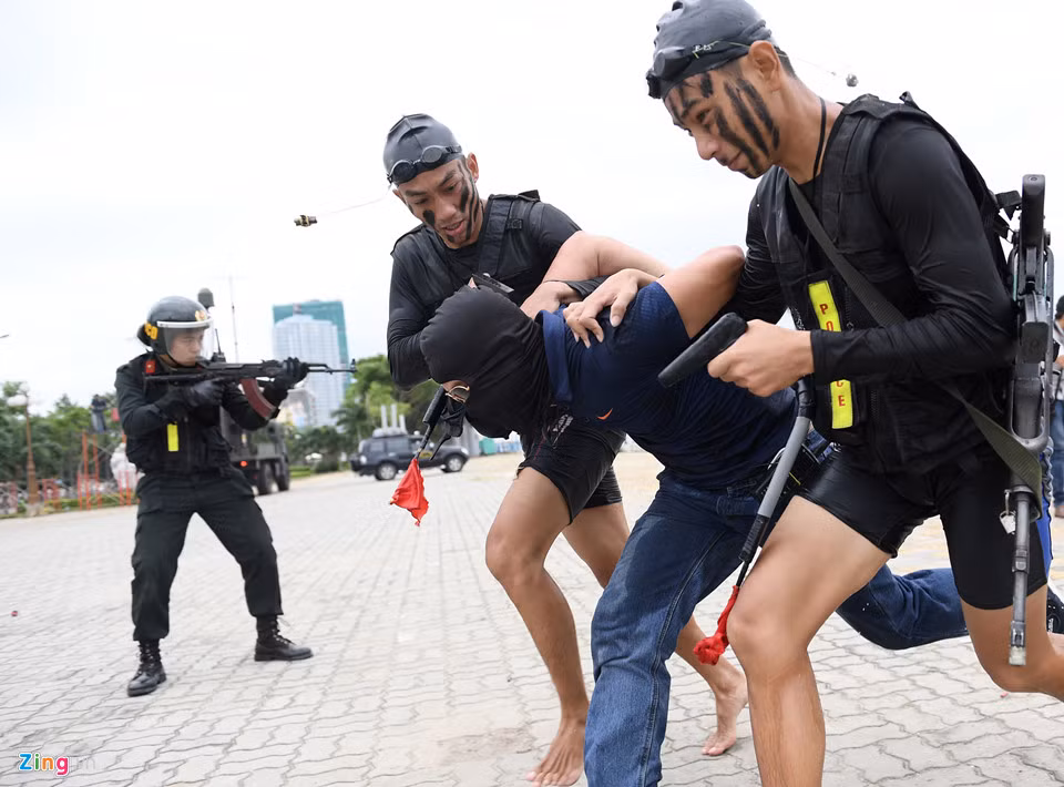 Buổi tổng duyệt là dịp để các đơn vị tiến hành rà soát, họp bàn rút kinh nghiệm nhằm phục vụ tốt cho lễ xuất quân và diễn tập phương án bảo vệ Tuần lễ Cấp cao APEC 2017 sẽ chính thức diễn ra vào sáng ngày 24/10.