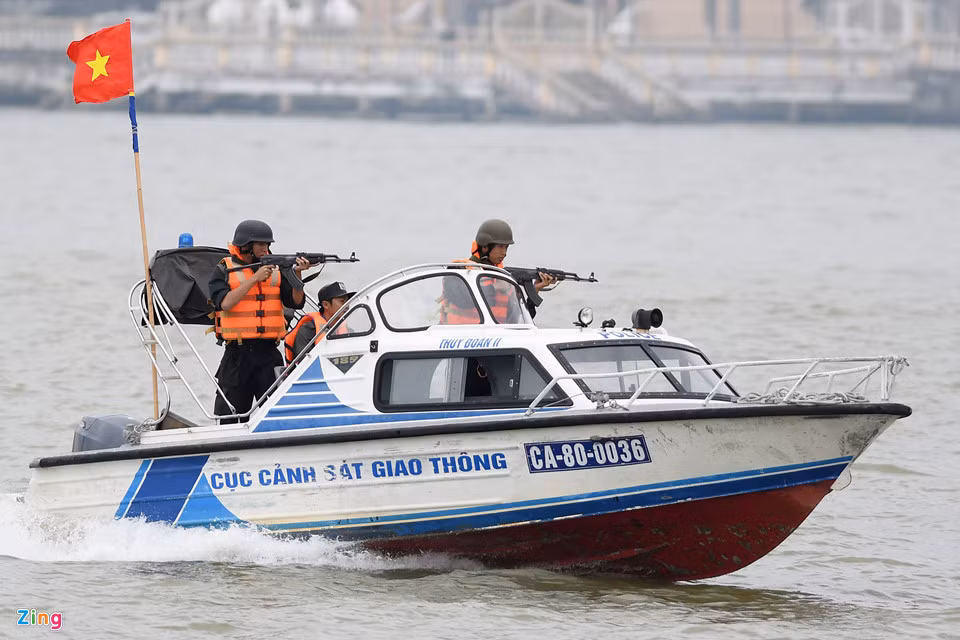 Trở lại với diễn biến trên sông Hàn, các đơn vị cảnh sát trên sông truy đuổi gắt gao hai chiếc cano của nhóm khủng bố thứ hai đang giữ con tin tháo chạy.