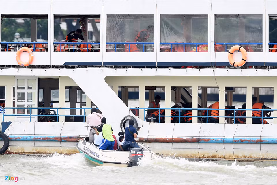 Bị bao vây nhiều hướng và khó lòng chạy thoát, nhóm khủng bố áp sát một tàu du lịch đang di chuyển trên sông, nổ súng đe doạ khống chế và thu giữ thêm hàng chục con tin.