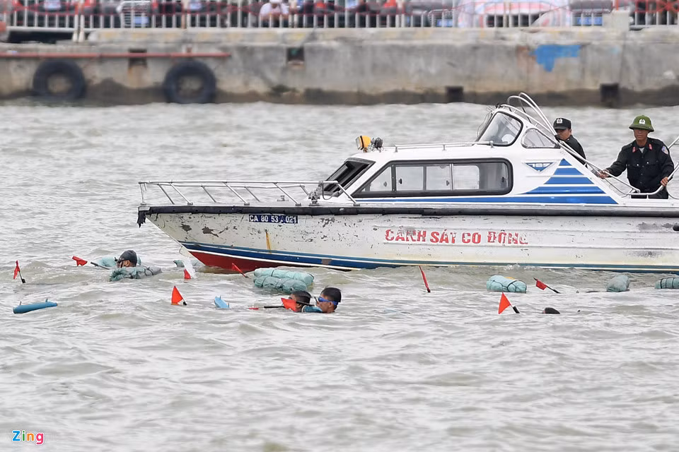 12 người nhái" thuộc tiểu đoàn cảnh sát đặc nhiệm số 3 Bộ Tư lệnh CSCĐ Bộ Công an phối hợp lặn từ thượng nguồn, mang theo vũ khí bám sát thân tàu của nhóm khủng bố.