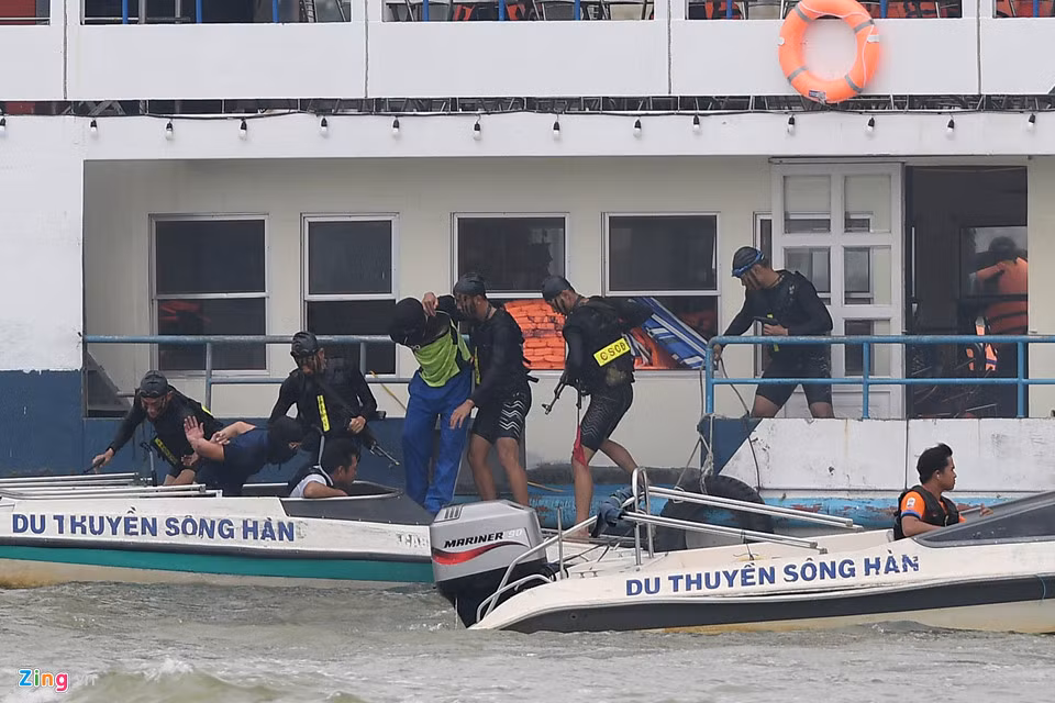 Sau khi lực lượng bắn tỉa tiêu diệt 2 tên canh gác, 2 nhân viên an ninh cải trang cùng lực lượng "người nhái" đồng loạt đột nhập 2 bên mạn tàu tấn công đánh úp nhóm khủng bố.