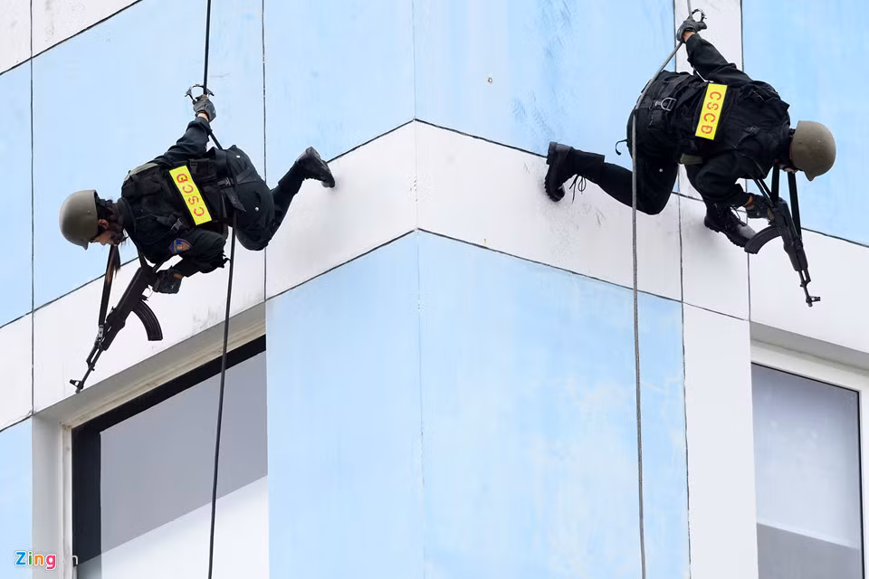 Nhận được hiệu lệnh, các tay súng bắn tỉa đã hạ gục những tên gác cửa có vũ khí dọn đường cho đội giải cứu tiến vào từ cửa trước. Đồng thời các nhóm đặc nhiệm leo thang dây từ dưới đất lên tầng cao, đu mình từ nóc nhà xuống yểm hộ, cùng lúc xông vào tấn công hạ gục các mục tiêu bên trong.