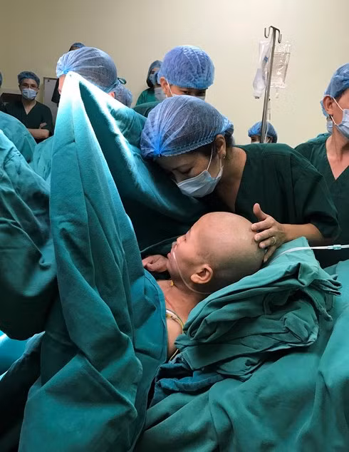 20 y bac si khoc sau ca mo lay thai cho san phu ung thu giai doan cuoi