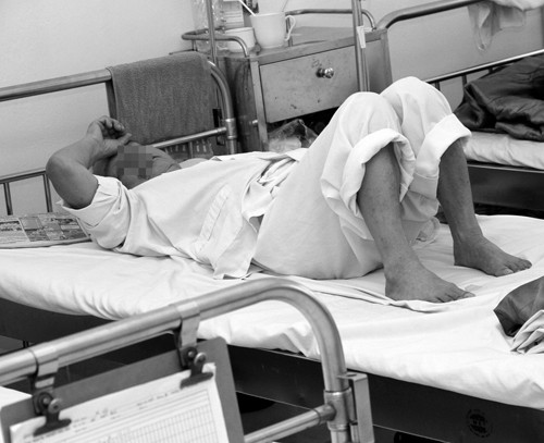 Cham sóc mẹ già quá múc khién bẹnh càng nạng