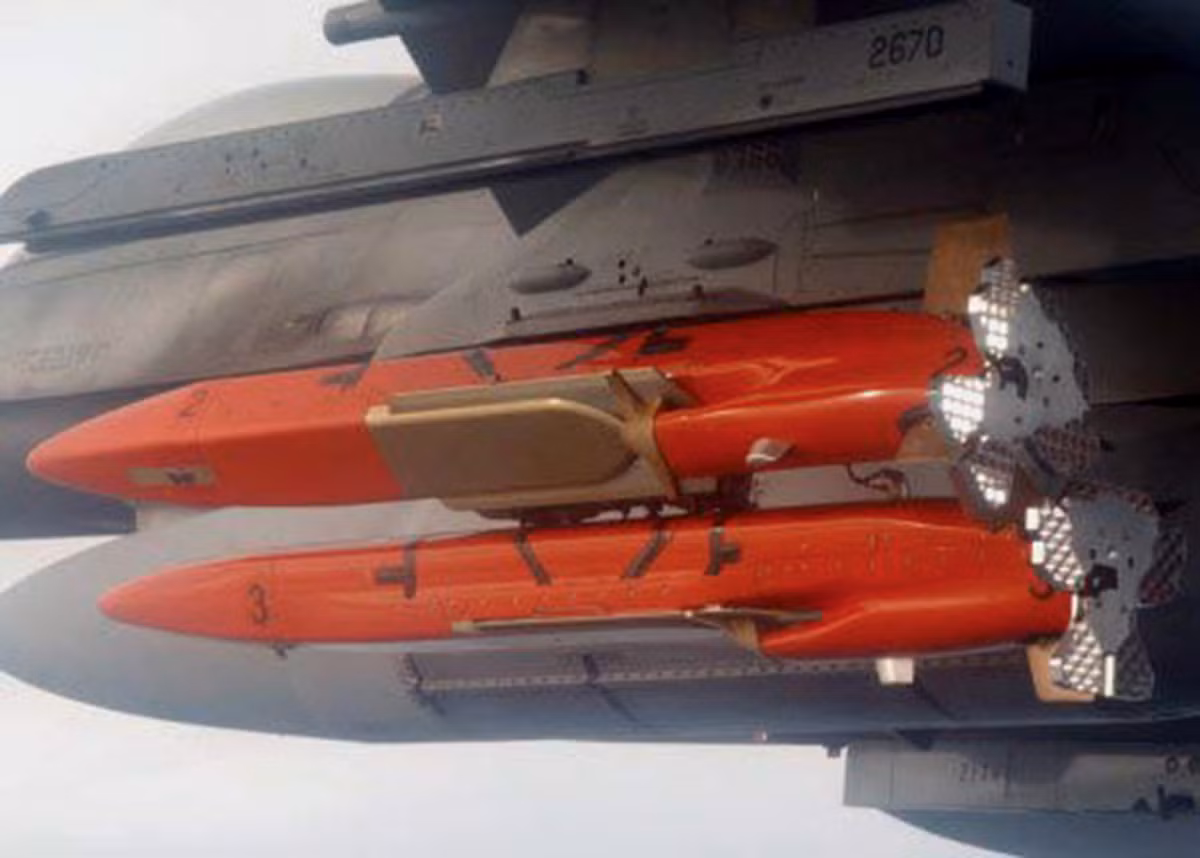 Đến năm 1990, tập đoàn Raytheon đã phát triển mồi nhử mới ADM-160 MALD (ảnh) song không đạt yêu cầu và phạm vi hoạt động. Vì vậy năm 2002, không quân Mỹ hủy toàn bộ chương trình này và thay thế chúng bằng Gremlin.