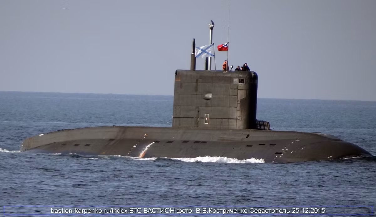 Thực vậy, sức mạnh của Kilo đã được Mỹ và phương Tây thừa nhận hoàn toàn, không bàn cãi. Với công nghệ ứng dụng lên vỏ tàu, người Nga đã triệt âm tối đa khi tàu hoạt động, khiến nó rất khó bị phát hiện bởi hệ thống định vị thủy âm (sonar).