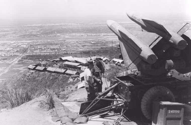 Theo các tài liệu Mỹ, trong tháng 2-3/1965, Thủy quân Lục chiến Mỹ lần đầu triển khai tới Việt Nam các khẩu đội tên lửa phòng không Hawk. Vào thời điểm bấy giờ, đây là một trong những vũ khí phòng không công nghệ cao mới nhất của Mỹ được đưa tới Việt Nam. Việc đưa Hawk tới Việt Nam là do các tướng lĩnh Mỹ lo ngại các cuộc không kích từ Việt Nam Dân chủ Cộng hòa, dù điều đó sau này được chứng minh là ít khi xảy ra.