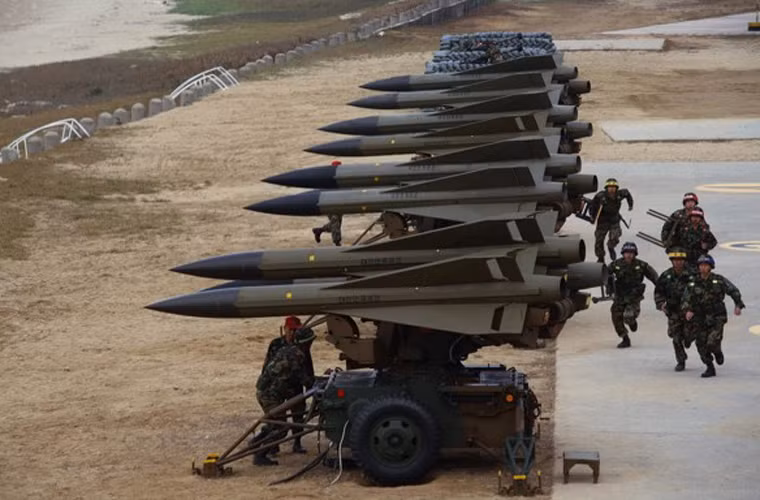 Hệ thống tên lửa phòng không MIM-23 Hawk do công ty Raytheon thiết kế và đưa vào sử dụng năm 1960, khoảng 40.000 quả tên lửa đã được chế tạo suốt thế kỷ 20. Loại tên lửa này được thiết kế với vai trò tấn công các mục tiêu ở tầm bắn trung bình, độ cao lớn. Tuy tầm bắn, độ cao bắn tới của Hawk kém hơn S-75 Dvina mà bộ đội phòng không Việt Nam Dân chủ Cộng hòa được trang bị, nhưng Hawk lại có đầu tự dẫn radar bán chủ động - công nghệ rất mới thời điểm bấy giờ so với thế hệ S-75 và S-125.