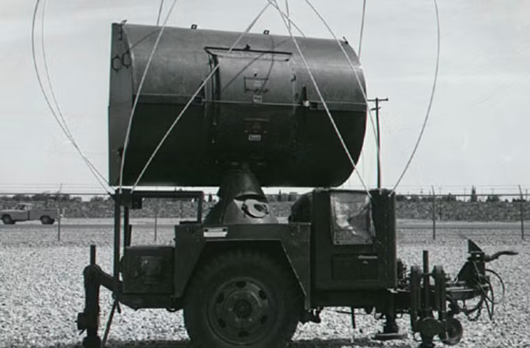 Trong ảnh là đài phát hiện mục tiêu AN/MPQ-34.