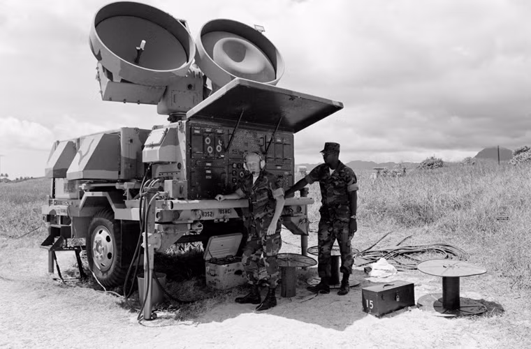 Trong ảnh là đài radar bám bắt, chiếu rọi mục tiêu AN/MPQ-33/39. Đài này đóng vai trò quan trọng trong các hệ thống tên lửa dùng radar tự dẫn bán chủ động. Nguyên lý cơ bản, đài này sẽ bám bắt và chiếu xạ liên tục vào mục tiêu, ở cự ly nhất định radar trên tên lửa sẽ thu sóng phản xạ từ mục tiêu và bám theo tấn công.