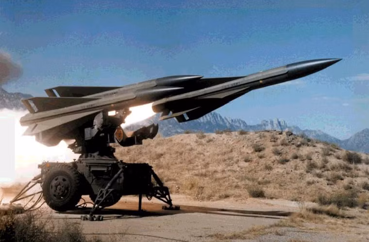 Phiên bản Hawk triển khai ở Việt Nam được trang bị đạn tên lửa đất đối không MIM-23A có chiều dài 5,08m, đường kính thân 0,37m, sải cánh 1,21m, nặng tổng thể 584kg với đầu nổ phá mảnh 54kg.