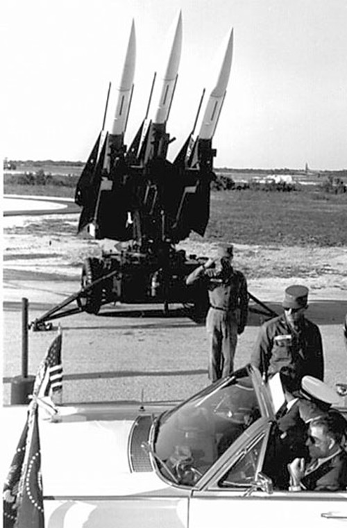 Mỗi khẩu đội Hawk có tổng cộng 6 bệ phóng tên lửa với 18 quả đạn (mỗi bệ lắp 3 đạn). Tất cả đều được đặt trên xe rơ mooc, tuy nhiên việc thu hồi và triển khai khá nhanh vì các thành phần nhỏ gọn, không đồ sộ như S-75 Dvina.