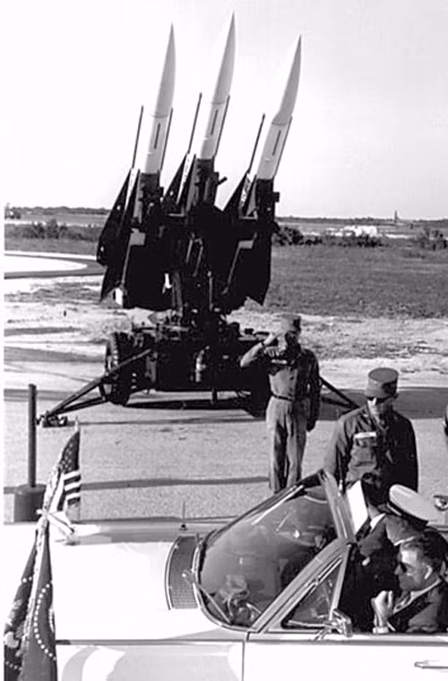 Mỗi khẩu đội Hawk có tổng cộng 6 bệ phóng tên lửa với 18 quả đạn (mỗi bệ lắp 3 đạn). Tất cả đều được đặt trên xe rơ mooc, tuy nhiên việc thu hồi và triển khai khá nhanh vì các thành phần nhỏ gọn, không đồ sộ như S-75 Dvina.