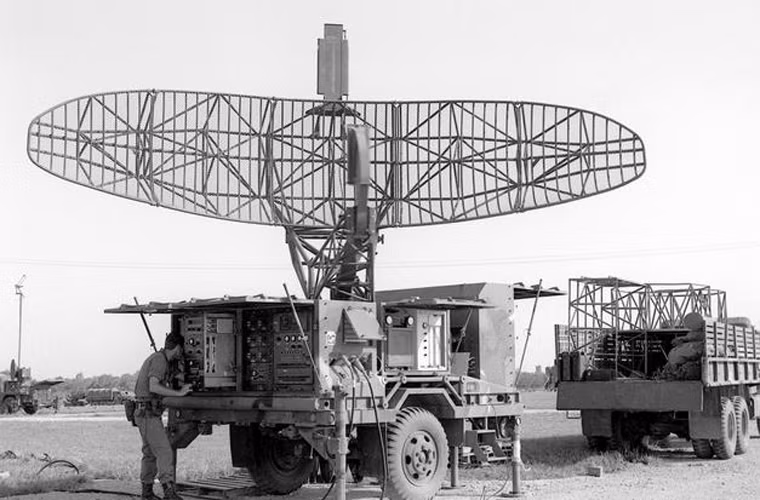 Trong ảnh là đài bám bắt mục tiêu, tìm kiếm ở độ cao lớn AN/MPQ-35.