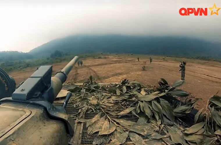 Lục quân Việt Nam cũng đang từng bước nhân rộng lực lượng bộ binh cơ giới - lực lượng bộ binh được hỗ trợ và yểm hộ bởi các phương tiện cơ giới do đó khả năng hành quân cao, cơ động. Khi chiến đấu thì lực lượng này di chuyển bằng chân, còn khi hành quân thì bằng các phương tiện cơ giới.