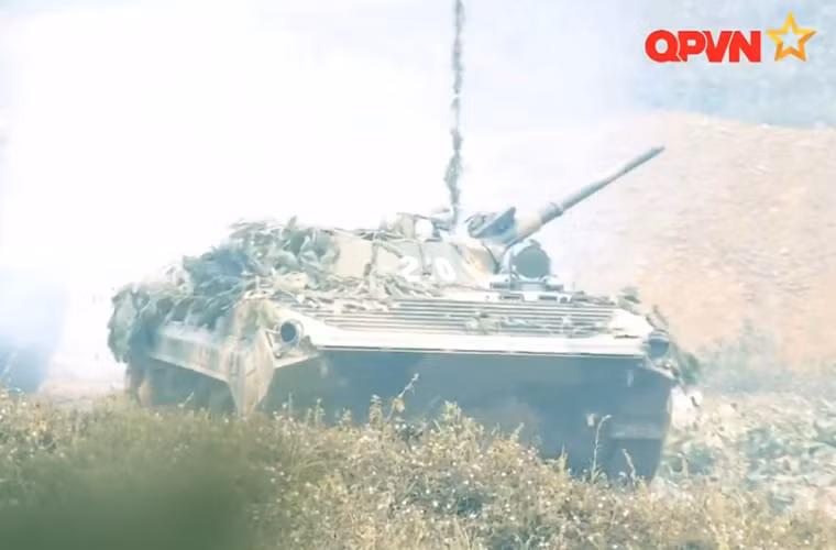 Một trong những đơn vị bộ binh cơ giới đầu tiên của QĐND Việt Nam là Trung đoàn 102, Sư đoàn 308. Đơn vị này được trang bị các xe chiến đấu bộ binh BMP-1 có hỏa lực như một chiếc xe tăng, tính cơ động như một xe bọc thép.