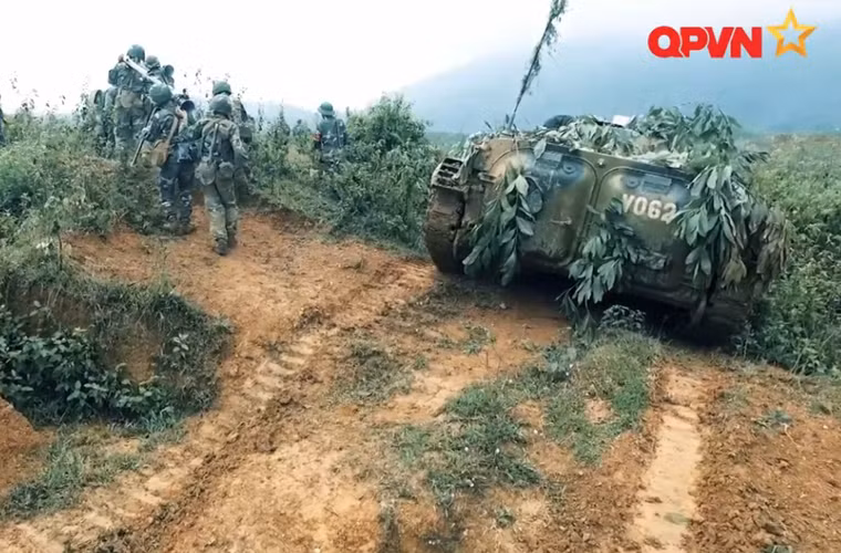 Xe chiến đấu bộ binh BMP-1 yểm trợ các chiến sĩ bộ binh tiến công.