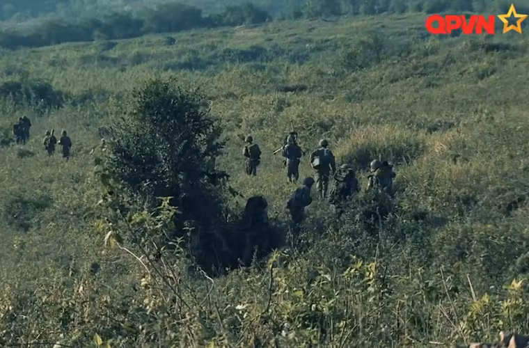 ….đội hình bộ binh – xe tăng tiến công.