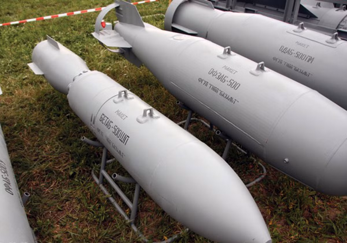 Loại bom này có tên gọi là RBK-500 SPBE-D. Về bản chất, RBK-500 SPBE-D chỉ đơn thuần là một vật mang hay một quả bom mẹ, nó có chiều dài 2,485m, đường kính thân 0,45m.