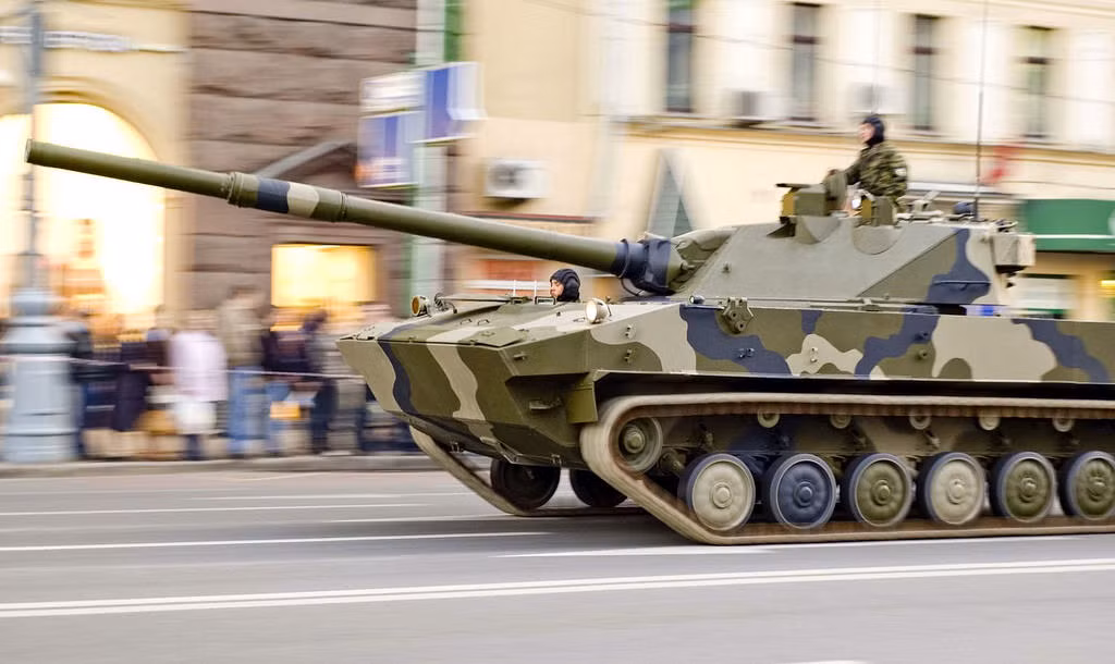 2S25 Sprut-SD nặng 18 tấn, dài 9,77m, thân xe được bọc hợp kim nhôm cùng vật liệu composite cho phép chống đạn pháo 23mm cách 500m. Với động cơ diesel 510 mã lực, 2S25 có thể đạt tốc độ tối đa tới 70km/h, tốc độ bơi nước tới 10km/h (tương đương PT-76B).