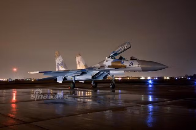 Theo báo mạng Sina (Trung Quốc), Ukraine đã bí mật cung cấp hai tiêm kích Su-27 mới cứng cho Mỹ. Su-27 là cái tên mà giới quân sự không lạ, đó là một trong những tiêm kích thế hệ 4 mạnh nhất của nước Nga, là nền tảng phát triển hàng loạt dòng tiêm kích tối tân như Su-30, Su-34, Su-35 và hiện là tiêm kích đa năng hạng nặng “xương sống” của Không quân Nga hiện tại.