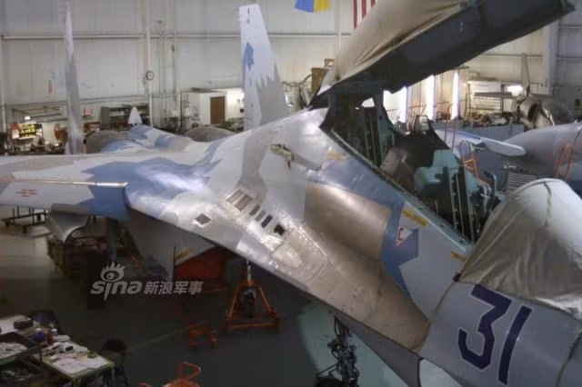Trong ảnh chiếc Su-27 số hiệu 31 đang được lắp ráp lại.