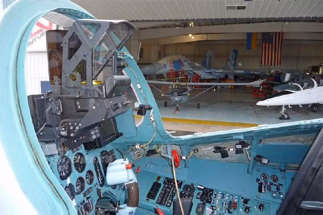 Cận cảnh buồng lái tiêm kích Su-27 trên đất Mỹ.