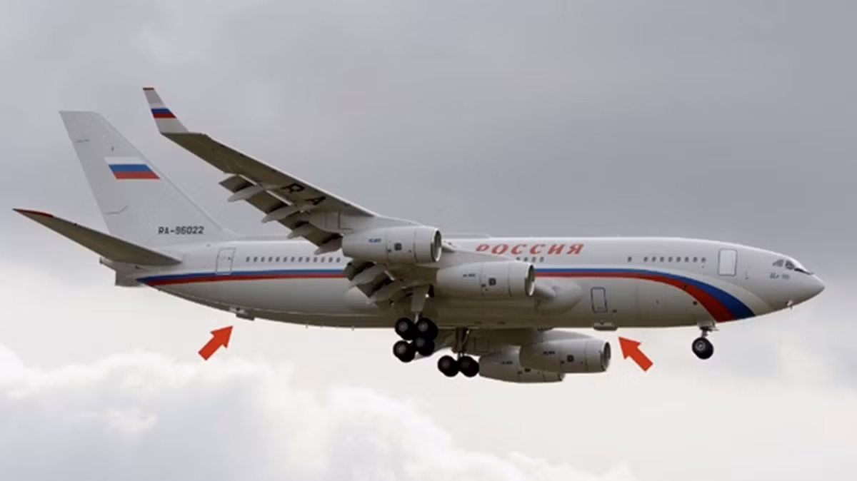Hệ thống President-S cũng được bố trí trên máy bay Ilyushin Il-96-300 (mũi tên đỏ chỉ vị trí lắp đặt của hệ thống này) được dùng làm chuyên cơ VIP phục vụ Tổng thống Liên bang Nga cùng các quan chức cấp cao chính phủ Nga.