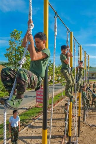 …leo dây đứng giúp bộ đội khắc phục được vật cản có kích thước chiều rộng, chiều cao lớn (như ao, hồ, bãi vật cản, cây cối, nhà cao tầng...).