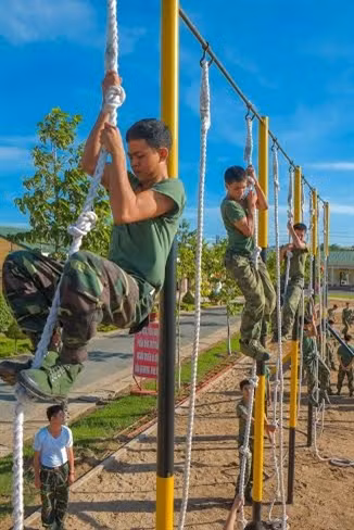 …leo dây đứng giúp bộ đội khắc phục được vật cản có kích thước chiều rộng, chiều cao lớn (như ao, hồ, bãi vật cản, cây cối, nhà cao tầng...).