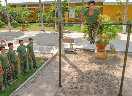 Các bài tập giúp phát triển toàn diện cùng sự khéo léo của cơ thể, góp phần nâng cao thể lực, kỹ năng vận động trong quá trình huấn luyện cho cán bộ, chiến sĩ.