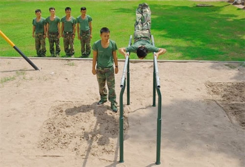 Tham gia những bài tập như xà đơn, xà kép không chỉ phát triển sức mạnh, sức bền của cơ tay, vùng lưng, bụng mà còn giúp bộ đội tăng cường khả năng phối hợp hoạt động, tính nhịp điệu giữa các nhóm cơ, giữ thăng bằng, ổn định cơ thể.