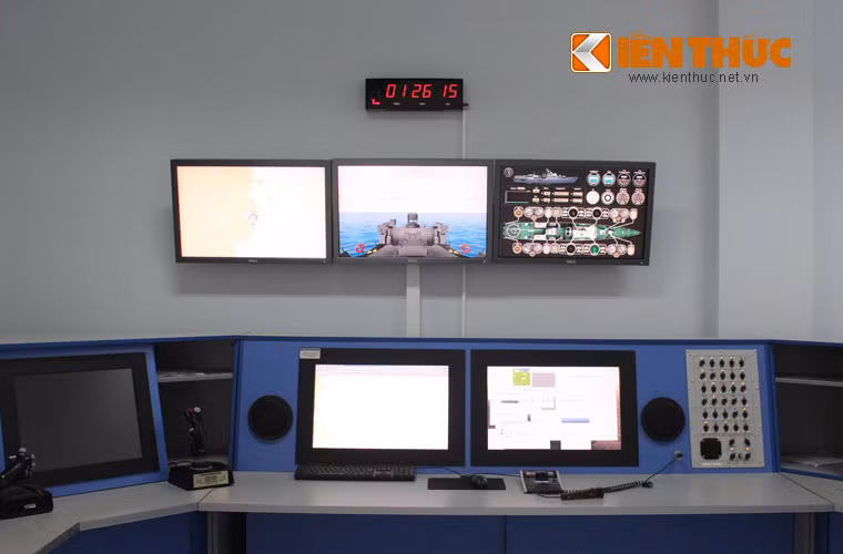 Tổ hợp mô phỏng tàu chiến Gepard 3.9 được trang bị duy nhất tại Học viện Hải quân, hệ thống hiện đại này đang ngày càng phát huy tính hiệu quả trong quá trình huấn luyện, học tập của học viên trước khi họ tiếp xúc với những chiến hạm thực sự trên các căn cứ Hải quân khắp cả nước. Ảnh: Bên trong phòng điều hành tổ hợp, phòng này chỉ dành riêng cho giảng viên khi ra các tình huống trong quá trình giảng dạy.