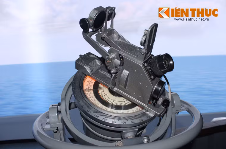 La bàn từ, phương tiện xác định hướng đi truyền thống vẫn được sử dụng trên các tàu hiện đại.