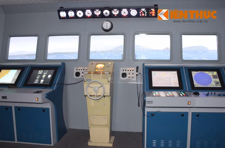 Phía trong ca bin “tàu chiến Gepard 3.9” với rất nhiều máy móc, trang bị hiện đại.