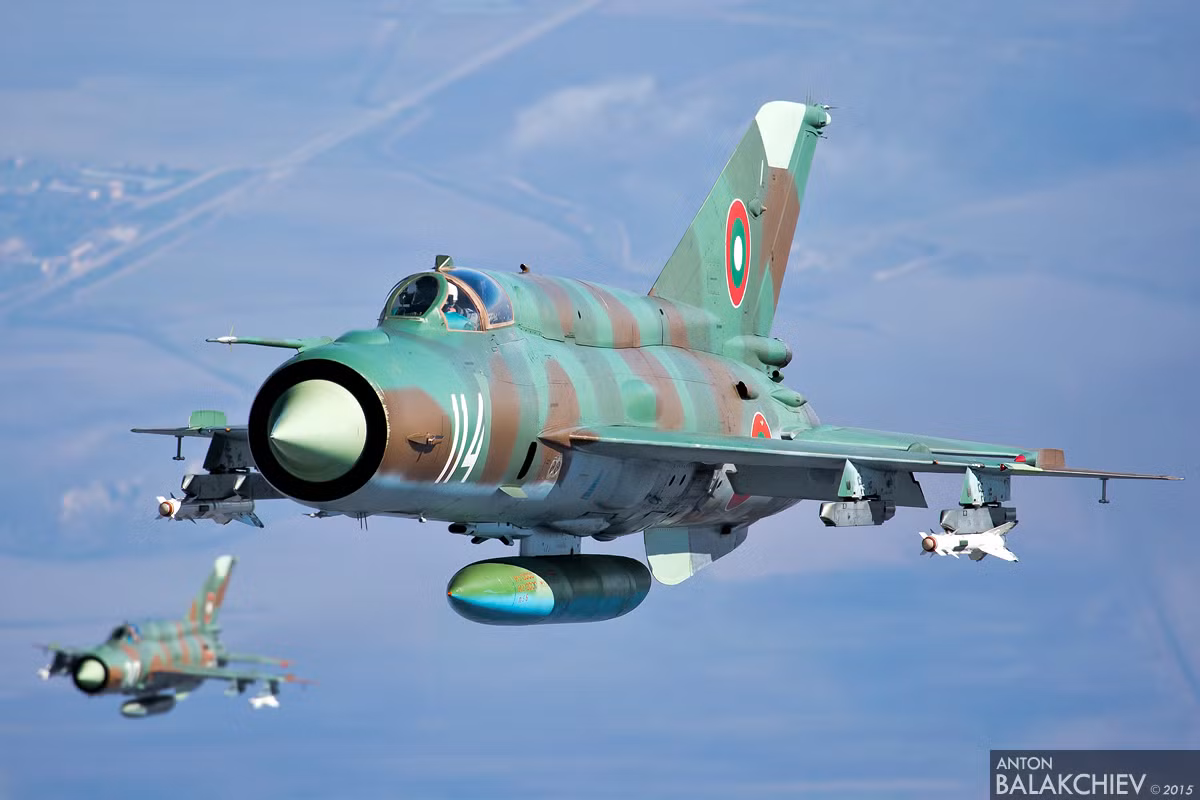 MiG-21 là cái tên không lạ trong làng máy bay chiến đấu thế giới, đây là loại tiêm kích đánh chặn huyền thoại được chế tạo từ cách đây hơn nửa thế kỷ. MiG-21 thường được biết đến với vai trò tác chiến không đối không tầm gần với khả năng cơ động cao, tốc độ siêu âm…
