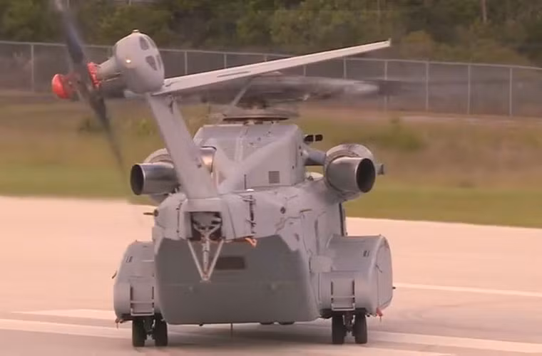 CH-53K có chiều dài lên tới 30,2m, cao 8,46m, trong đó phần cabin có chiều dài 9,14m, rộng 1,98m. Kích cỡ cabin rộng và lớn hơn 15% so với mẫu cũ CH-53.