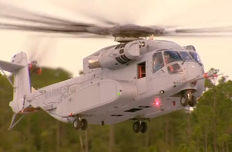 Kíp lái điều khiển máy bay gồm 5 người (hai phi công, ba xạ thủ súng máy), cabin có thể chứa 37 binh sĩ. Hỏa lực của máy bay gồm hai đại liên 12,7mm M3M/GAU-21 ở hai bên cửa sổ máy bay và một khẩu đặt ở cửa đuôi.