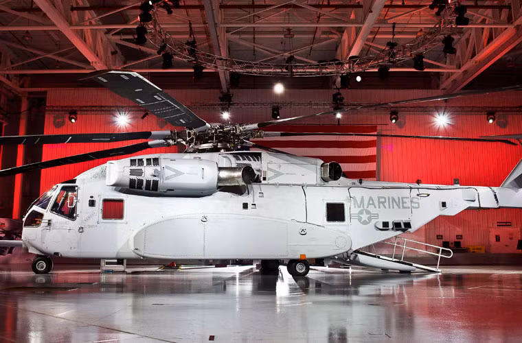 So với thế hệ trước, CH-53K được trang bị cabin mở rộng lớn hơn, cánh quạt chính làm bằng vận liệu composite thế hệ mới, trang bị ba động cơ công suất 7.500 mã lực.