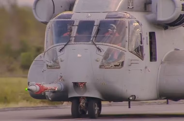 Buồng lái của CH-53K cũng được thiết kế lại với kính đặc biệt, hệ thống lái fly-by-wire.