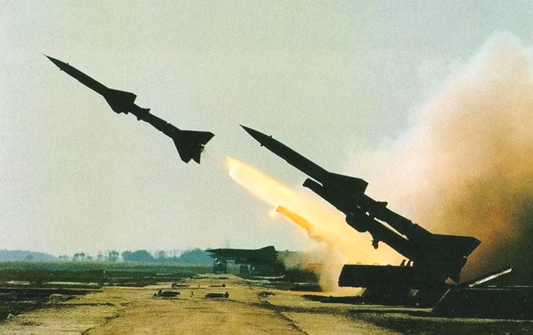 HQ-2 cũng từng lập được nhiều chiến công lớn khi phục vụ trong Quân đội Trung Quốc. Điển hình là vụ bắn hạ siêu trinh thám cơ U-2 thuộc phiên chế Phi đội Mèo Đen, Không quân Đài Loan. Đáng chú ý, Trung Quốc cũng từng cung cấp tên lửa HQ-2 cho Việt Nam trong thời kỳ kháng chiến chống Mỹ. Tuy nhiên, các tên lửa HQ-2 khi đó được bộ đội Việt Nam đánh giá là tác chiến kém hiệu quả, dễ bị gây nhiễu.