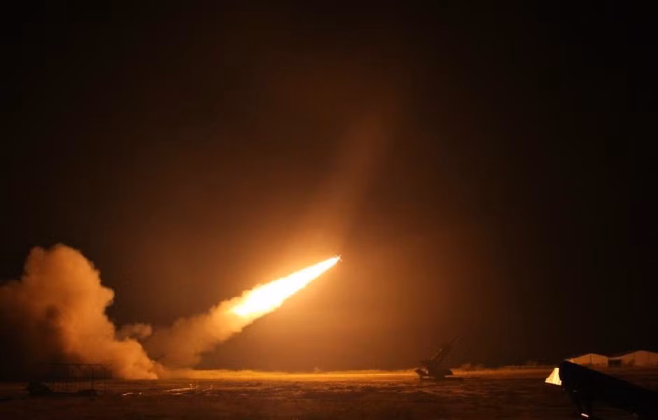 Mạng Sina mới đây đăng tải loạt ảnh gây bất ngờ khi Quân đội Trung Quốc vẫn đang sử dụng tổ hợp tên lửa phòng không SA-2 bị coi là lỗi thời trên thế giới. Ảnh: SA-2 của Trung Quốc tập trận bắn mục tiêu trong đêm.