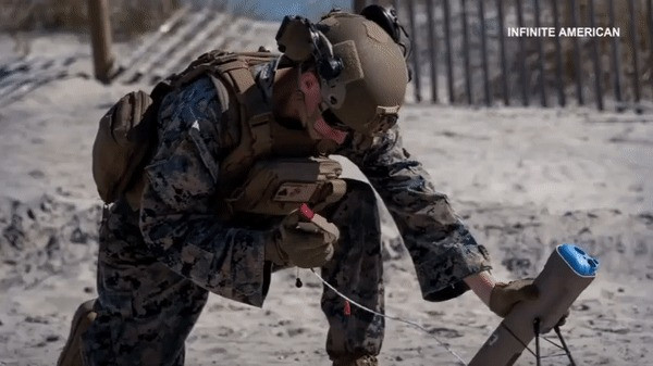 Máy bay tự sát không người lái Phoenix Ghost, phiên bản nâng cấp của Swithblade, do AeroVironment phát triển cho mục đích do thám và tấn công cảm tử khi cần thiết.