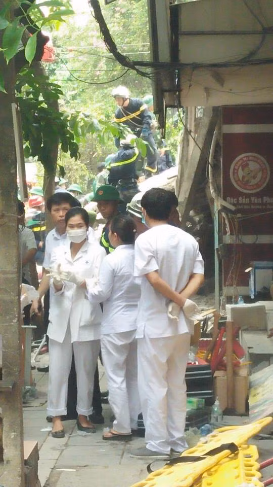 Bác sĩ và y tá cứu thương có mặt ngay bên cạnh hiện trường sẵn sàng chữa chạy cho các nạn nhân.