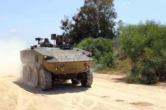 "Eitan đặc biệt phù hợp với yêu cầu và điều kiện địa hình ở Israel", vị Chuẩn tướng cho biết thêm. "Dĩ nhiên, nó không thay thế các xe bọc thép Namer đang được trang bị thêm. Đây là một sự bổ sung tăng cường. Ưu điểm chính của nó là cơ động nhanh trên các địa hình mà không phụ thuộc vào xe kéo hỗ trợ”.